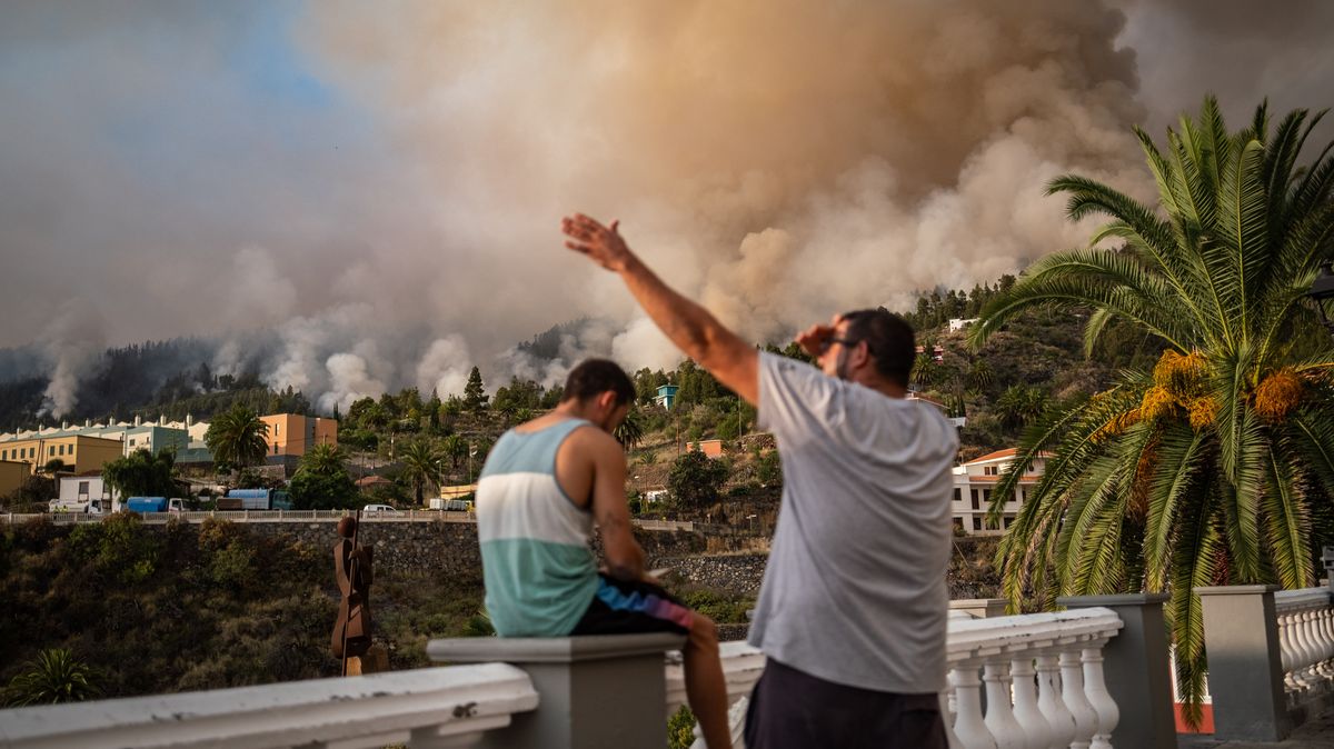 Fotky: Přes čtyři tisíce lidí v pohybu. Na Kanárských ostrovech zuří požár